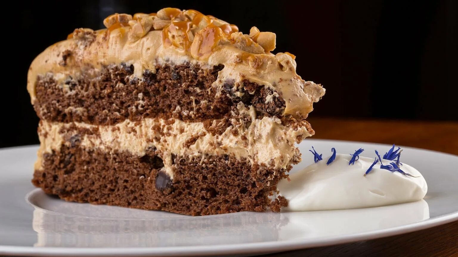 Торт сникерс с арахисом. Торт сникерс. Торт сникерс без выпечки. Бисквит для торта сникерс. Шоколадно арахисовый торт.