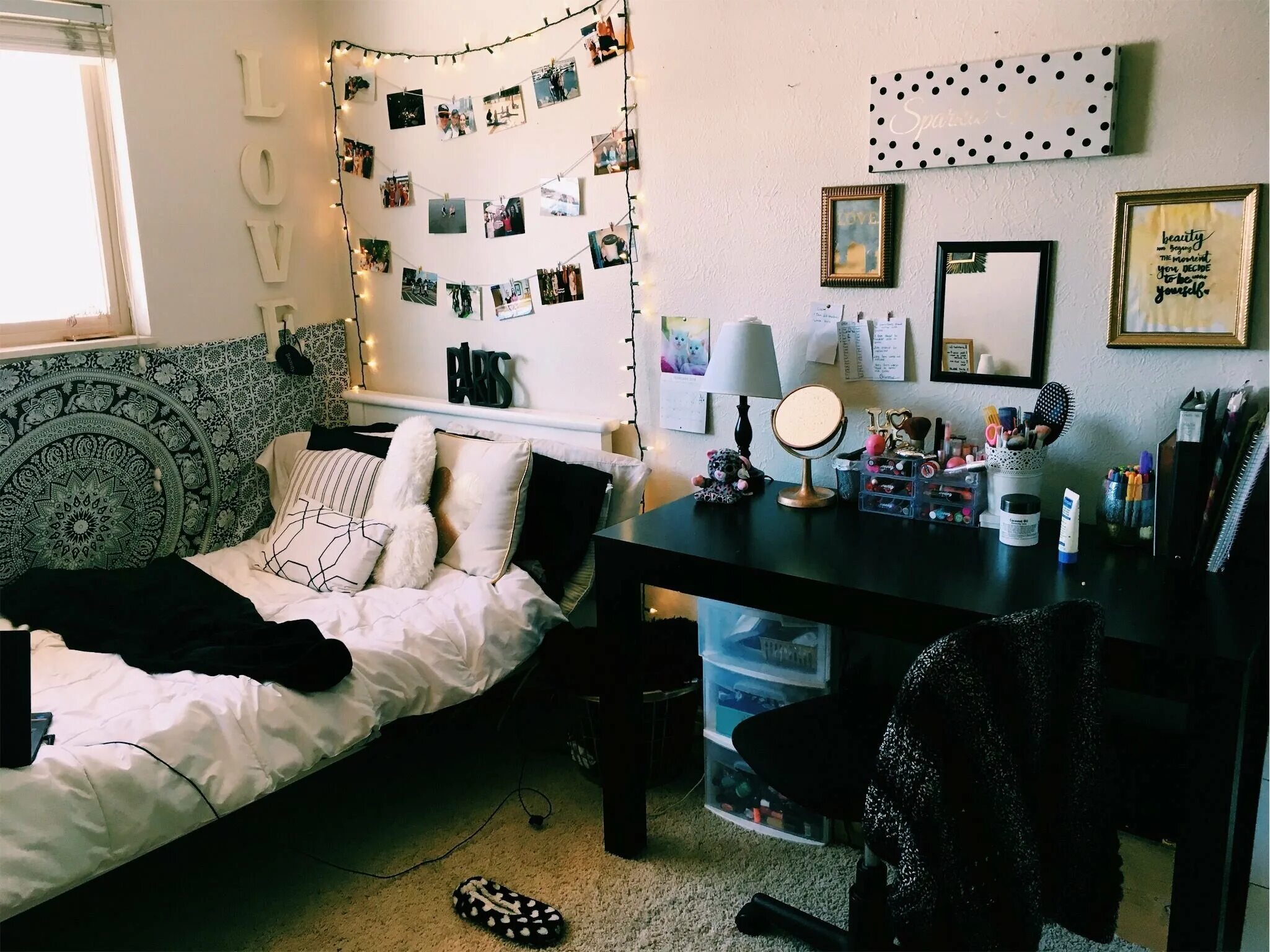 Спальня лофт шик индастриал. Инди кид роом. Спальня в стиле лофт индастриал. Комната гранж. Комната в стиле гранж.