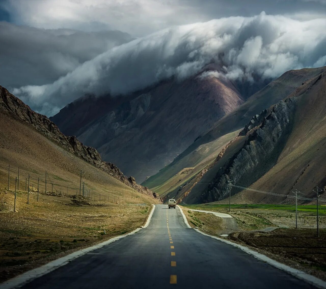 Ладакх дорога. Чуйский тракт горный Алтай. Горная дорога Тибет.