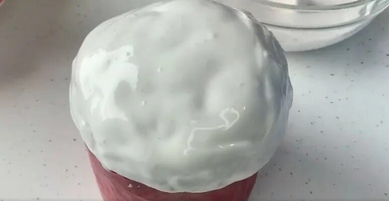 Цветная глазурь для кулича. Помадка для кулича. Глазурь из желатина для кулича. Кулич пасхальный с помадкой. Глазурь для кулича.