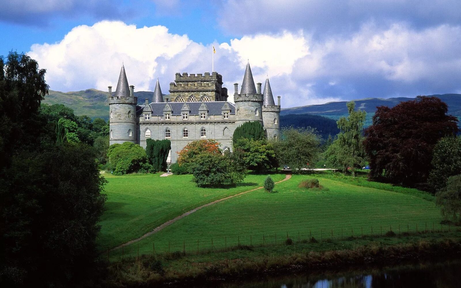 Обои на стол замки. Inveraray Castle Шотландия. Шотландия замок Инверари, Великобритания. Замок Лавут-Полиньяк. Замок Карлайл.