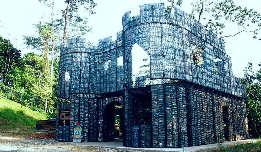 Беседка с бутылок пластиковых. Беседка из бутылок стеклянных. Теплица из пластиковых бутылок. Пластиковые бутылки в строительстве. Домик из пластиковых бутылок.