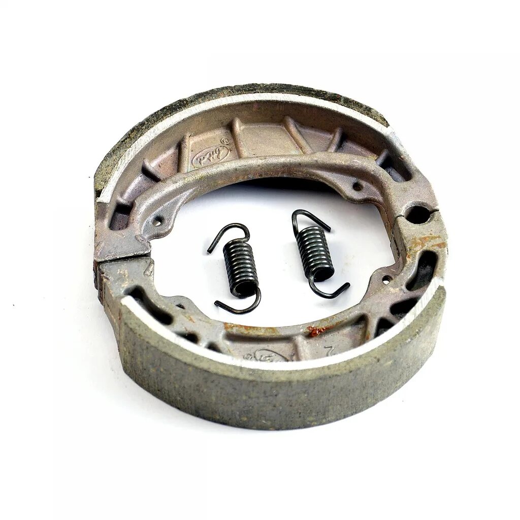 Тормозные колодки yamaha bws 50. Колодки задние скутер. Колодки на скутер abm. Тормозные колодки индиго шторм. Тормозные колодки для скутера 150сс.