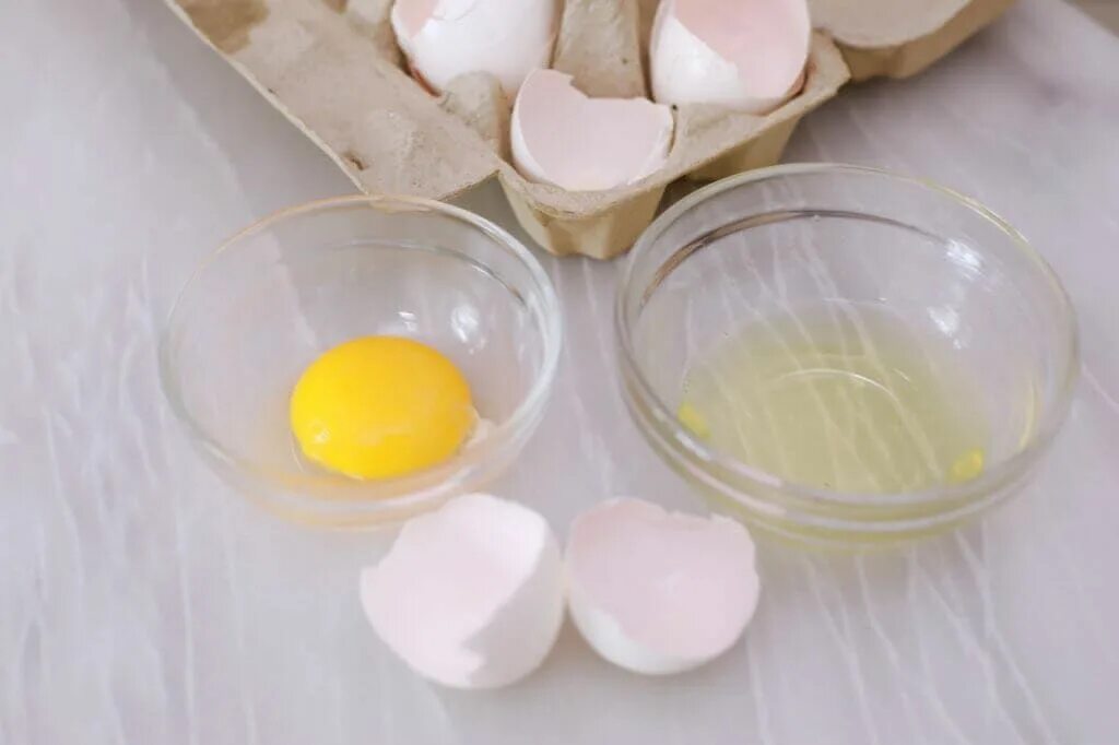100% egg whites яичные белки. Яичный белок в бутылках. Красиво разбитое яйцо. Варёные яичные белки. Яичные белки.