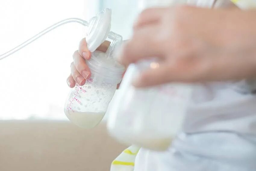 Сцеживание молока. Сцеживание руками. Сцеживать грудного молока. Ручное сцеживание грудного молока.