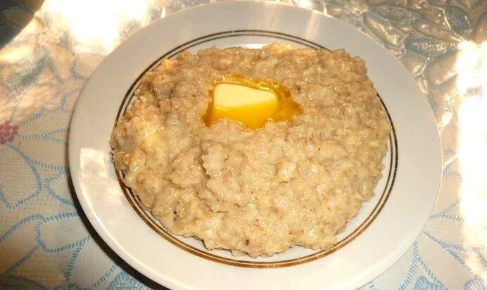Пшенная каша с яйцом пашот. Овсяная каша. Овсянка с пармезаном и яйцом пашот. Каша с сыром. Пп овсянка с сыром.