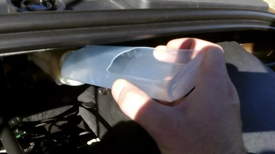 Куда заливать тормозную форд фокус. Куда заливать тормозную форд фокус. Бачок тормозной жидкости форд фокус 2 рестайлинг. Бачок тормозной жидкости фф3. Куда заливать тормозную форд фокус.