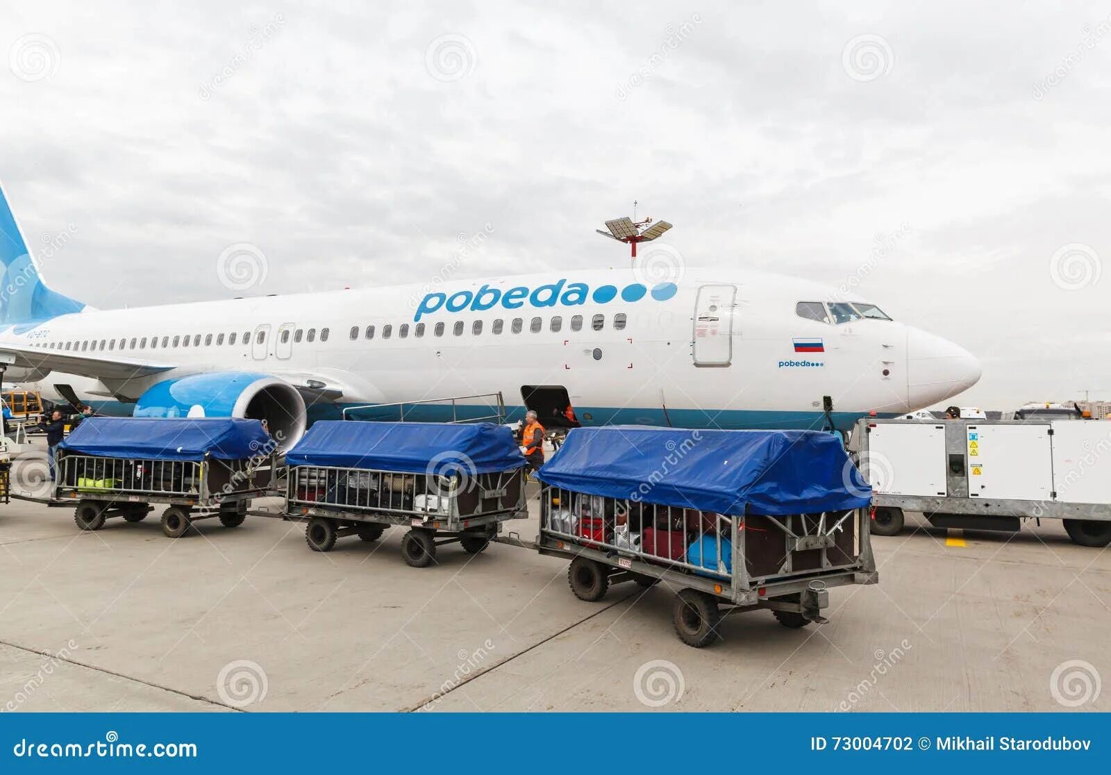 Boeing 777 загрузка багажа. Выгрузка багажа боинг 737. Аэропорт победа телефон. Аэропорт победа телефон. Аэропорт победа.