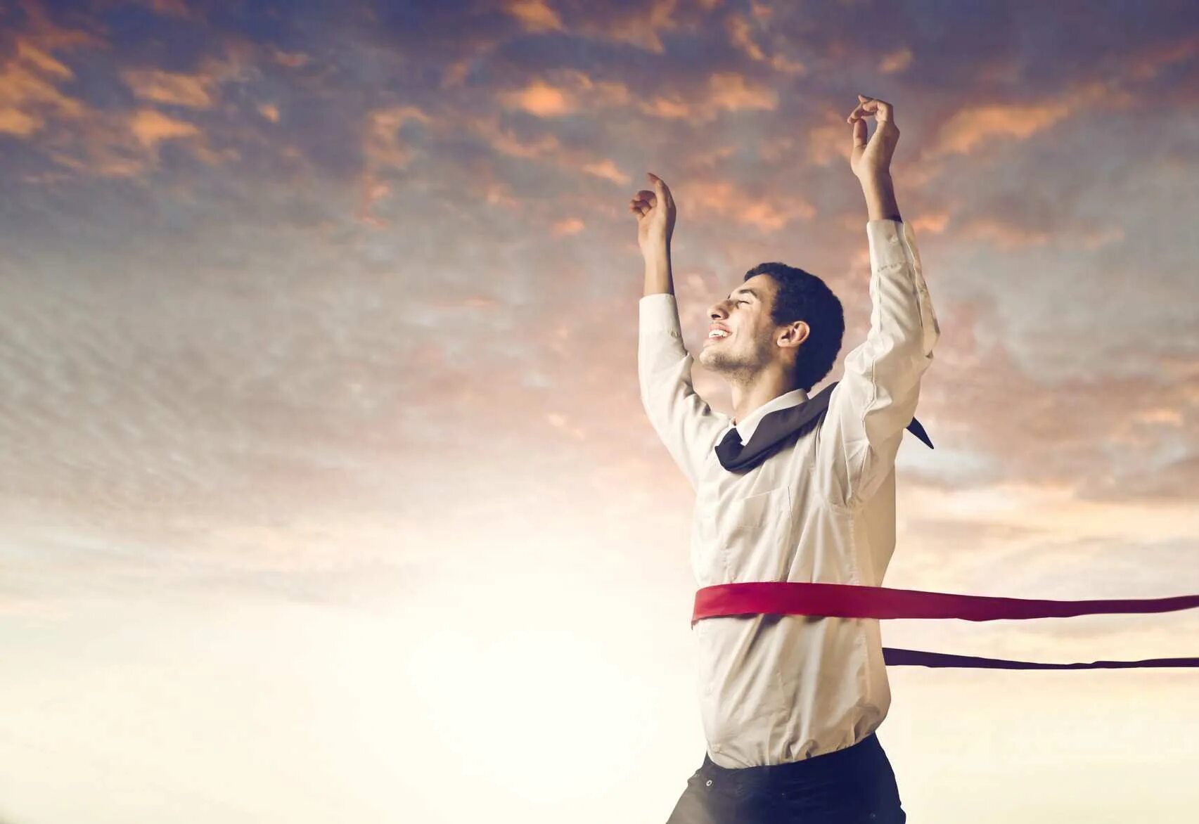Человек победит человека. Человек победит человека. Парень с поднятыми руками. Свободный человек. Человек радостный.