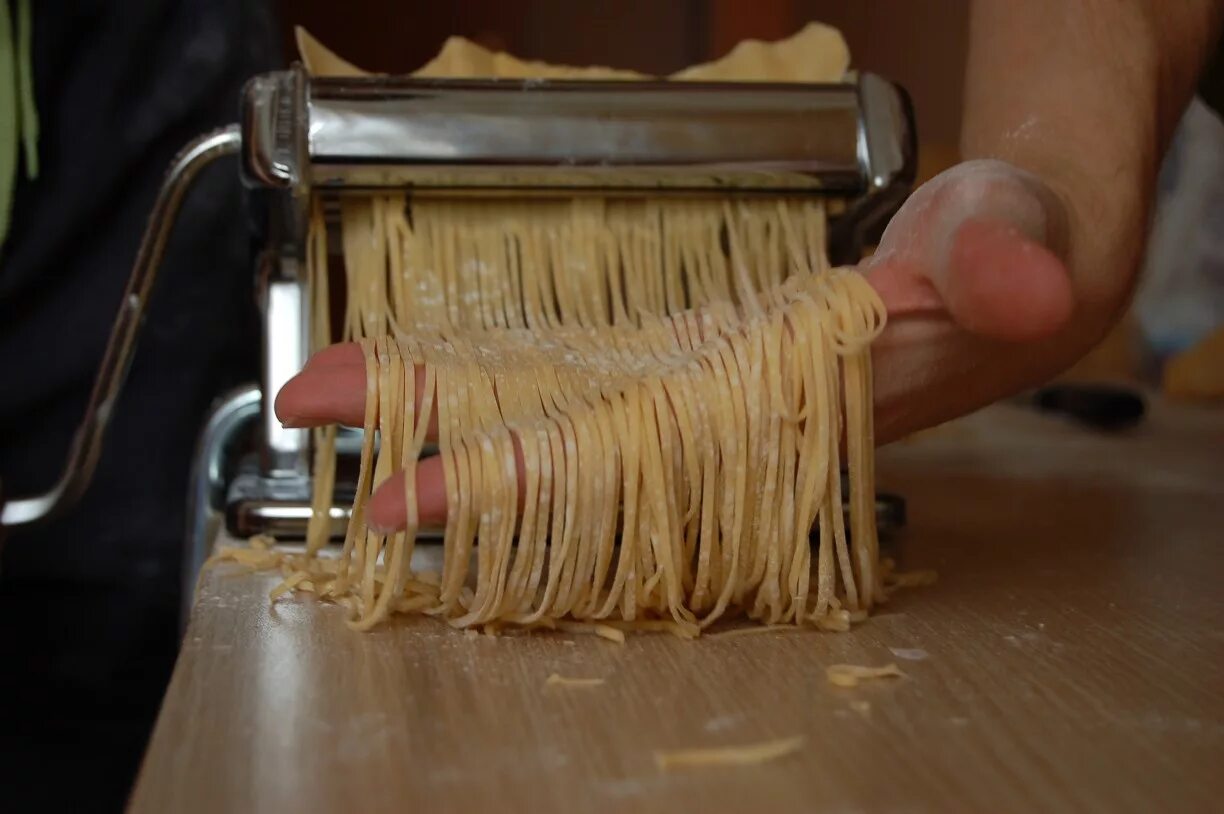 Как приготовить домашние макароны. Фетучини и тальятелле. Тесто для домашней лапши. Лапша домашняя. Макароны из теста.