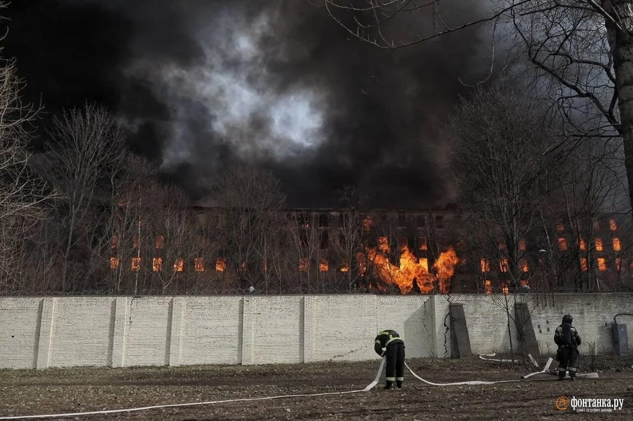 В питере сгорел валдберис. Пожар в санкт-петербурге. Пожар в здании. В питере сгорел валдберис. В питере сгорел валдберис.