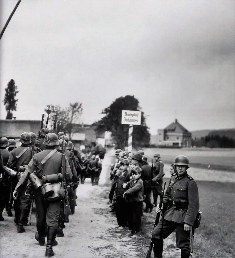 Чехословакия во второй мировой. Оккупация Чехословакии 1938. Войска вермахта пересекают границу 1939. Солдаты вермахта 1938.