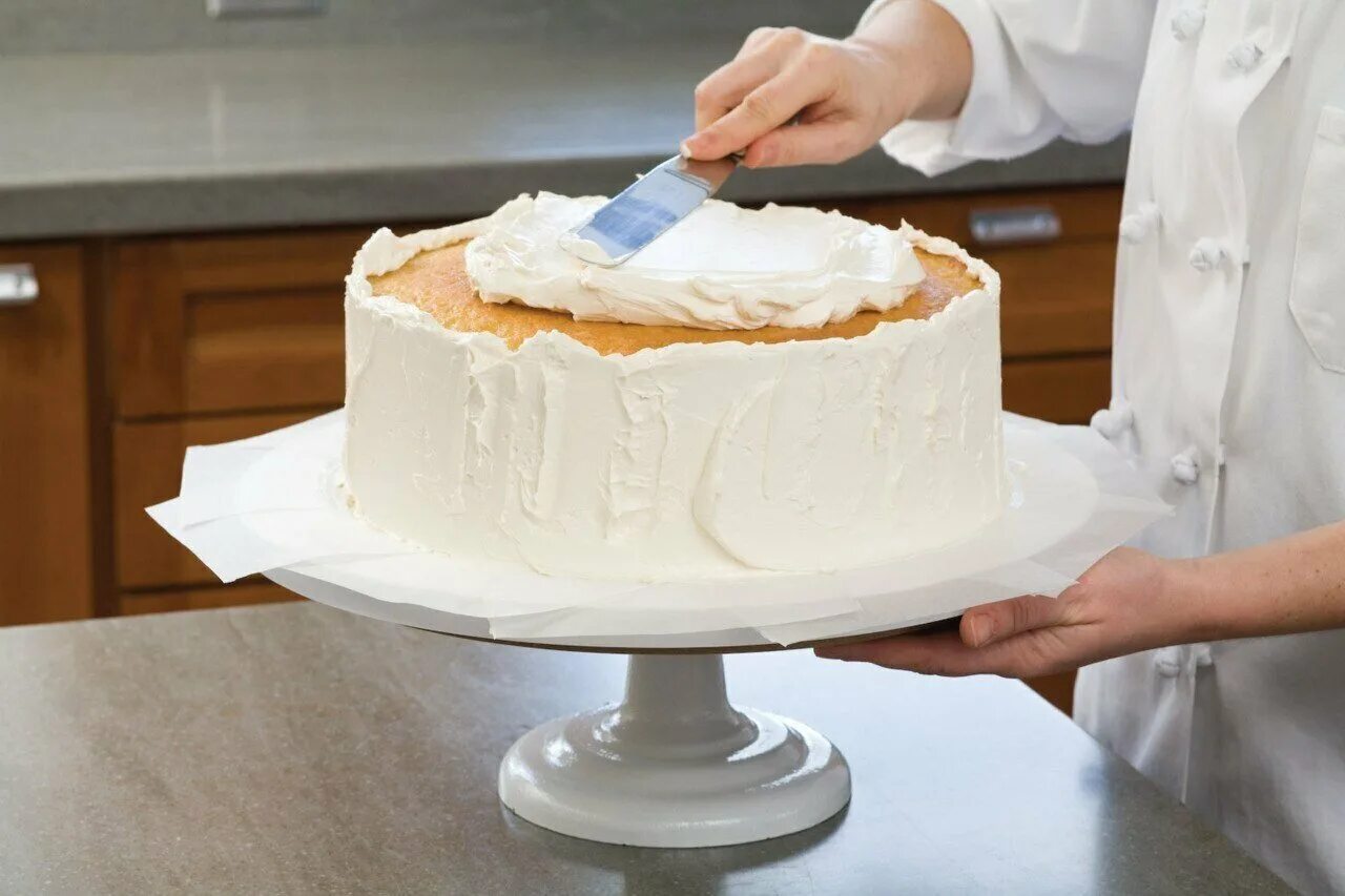 крема под торты. крем-чиз для торта. торт с покрытием крем чиз. торт покрытый кремом без декора. кремовое украшение торта.