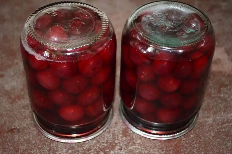 Как закрыть черешню на зиму компотом. Компот из черешни с косточками. компот из черешни. компот из черешни с косточками на зиму.