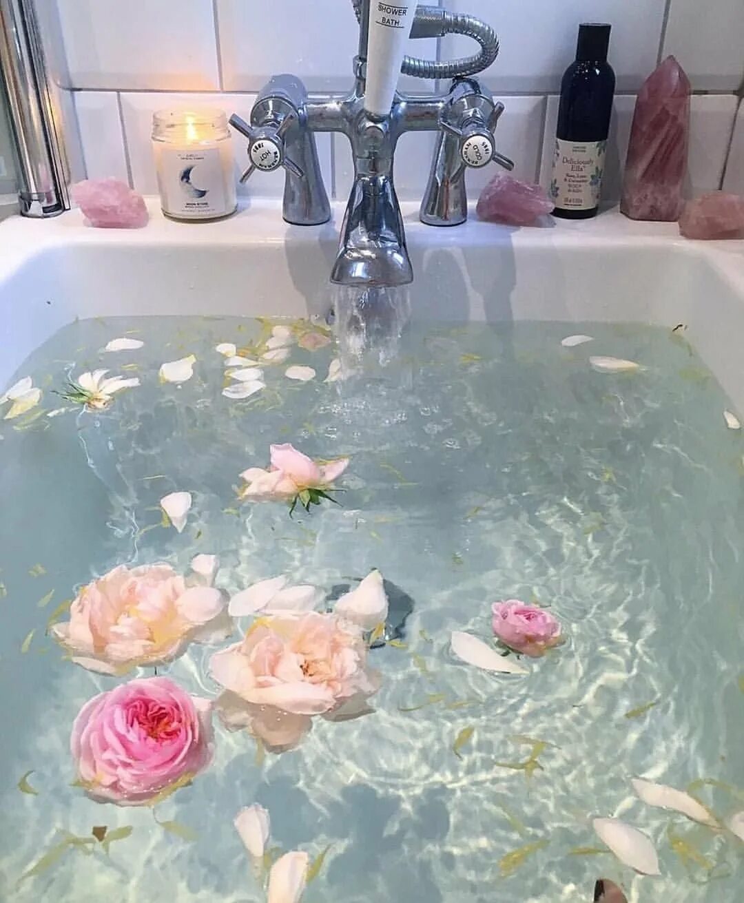 Ванна наполняется водой. Ванная с лепестками роз. Розы в ванной. Ванна с водой. Цветы в ванную.