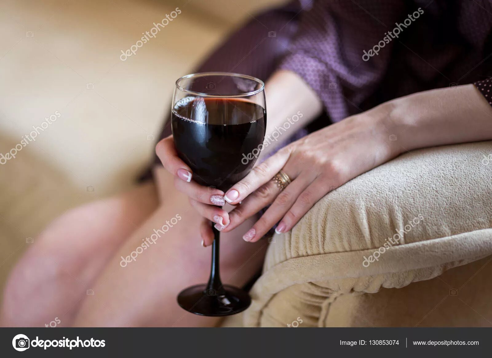 Женщина с бокалом. Женщина с бокалом в руке. Бокал вина в руке девушки. Рука с бокалом. Вина перед мужем
