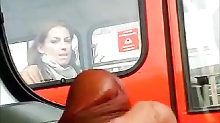Девушка мастурбирует в автобусе фото