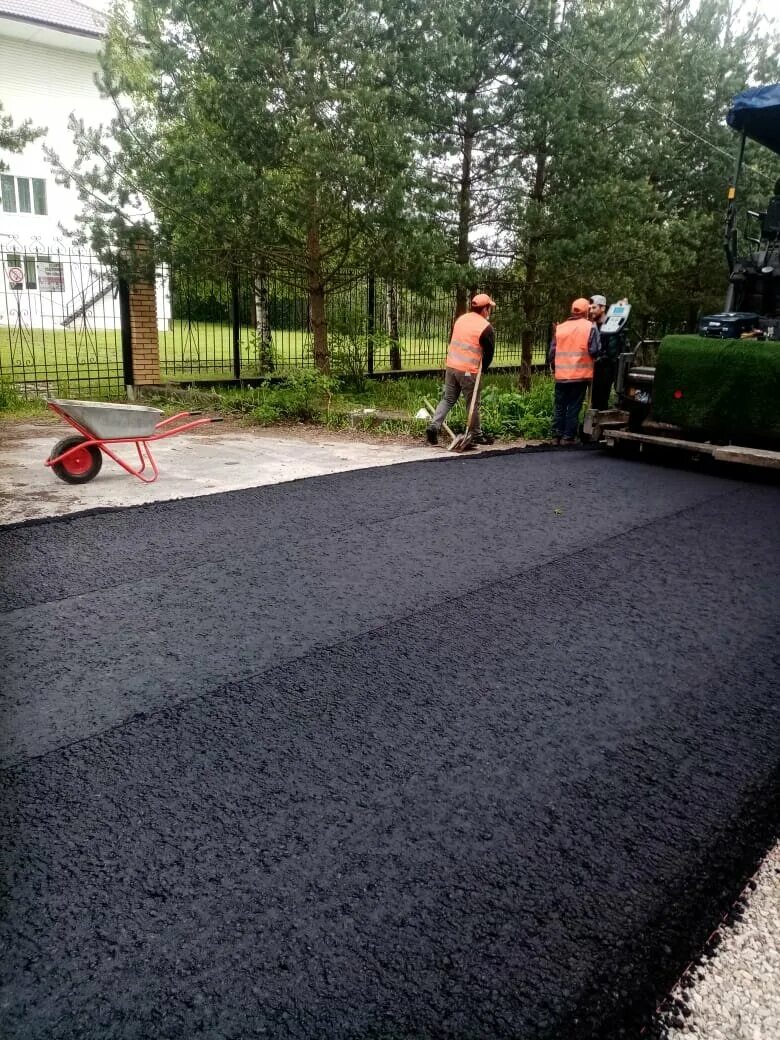 Купить асфальтную крошку в московской области. Асфальтная крошка на что укладывать. Асфальтирование площадок. Площадка из асфальтной крошки. Асфальтирование тротуаров.