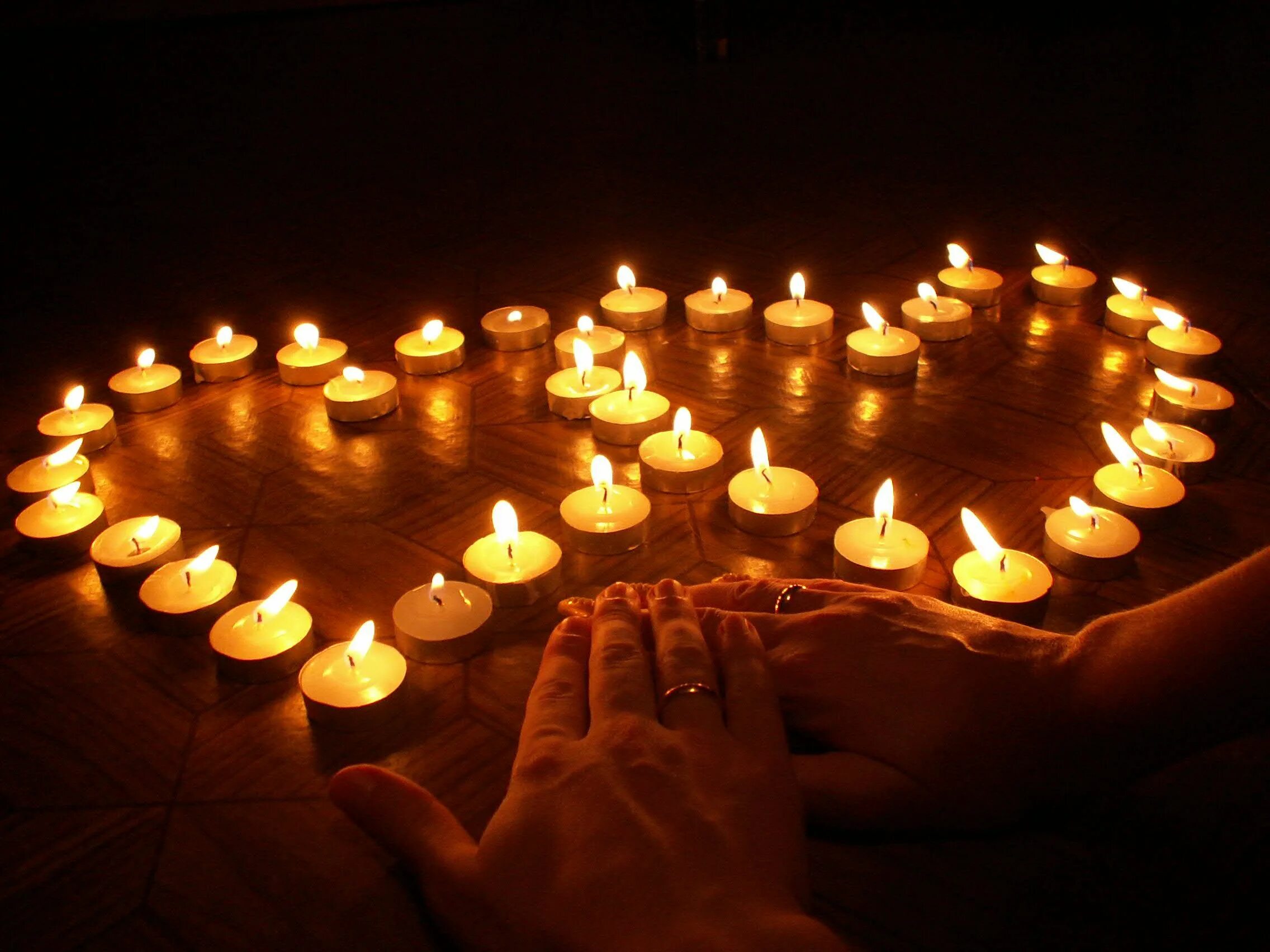 Сердце вечер. Романтические свечи. Свечи романтика. Романтик со свечами. Сердце из свечек.