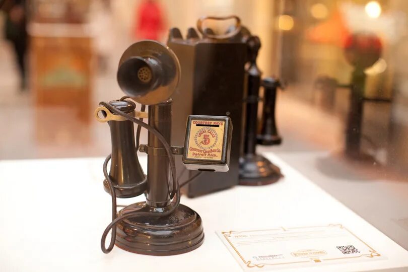 Выставочный телефон. Телефонный аппарат Антонио Меуччи. Старинный телефон Меуччи. Телефон раньше. Фото самого первого телефона в мире 1860 года.