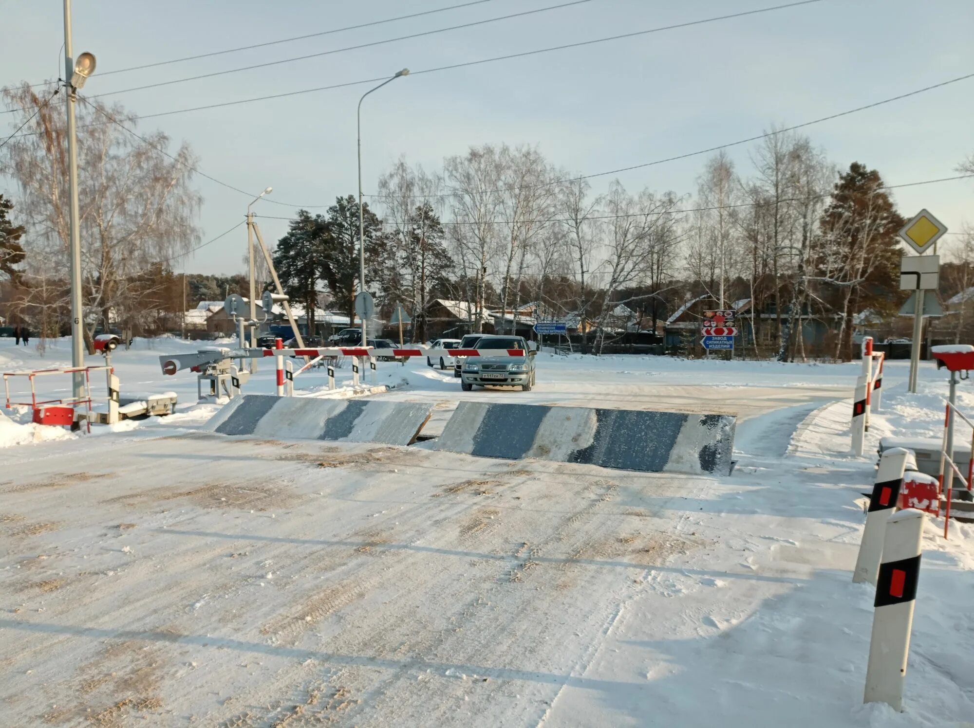 Переезд. Железная дорога фото. Что случилось на переезде. Д. Столкновение поезда с авто.