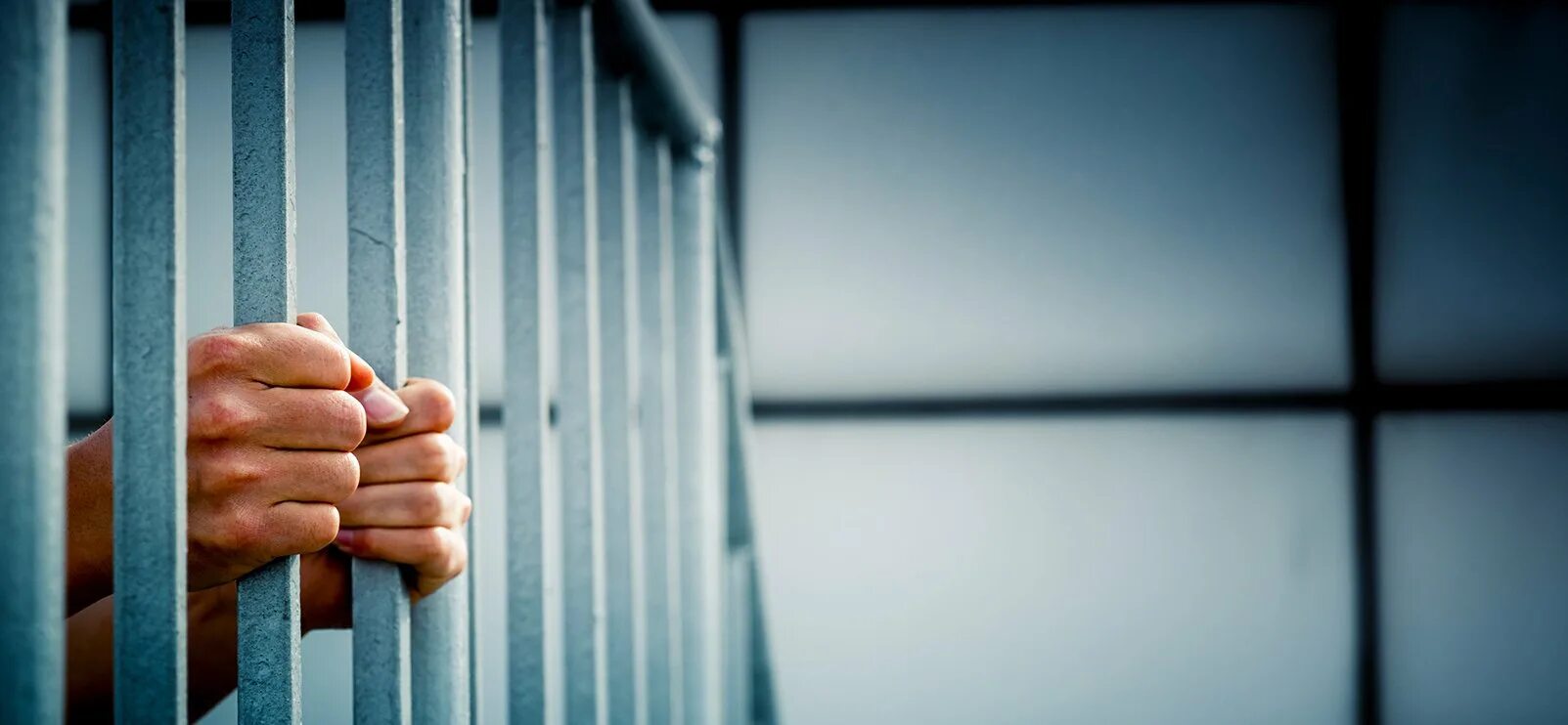 Подсудимый в суде. Лишение свободы условно. Наказание в виде лишения свободы может отбываться:. Преступник за решеткой. Лишение свободы условно.