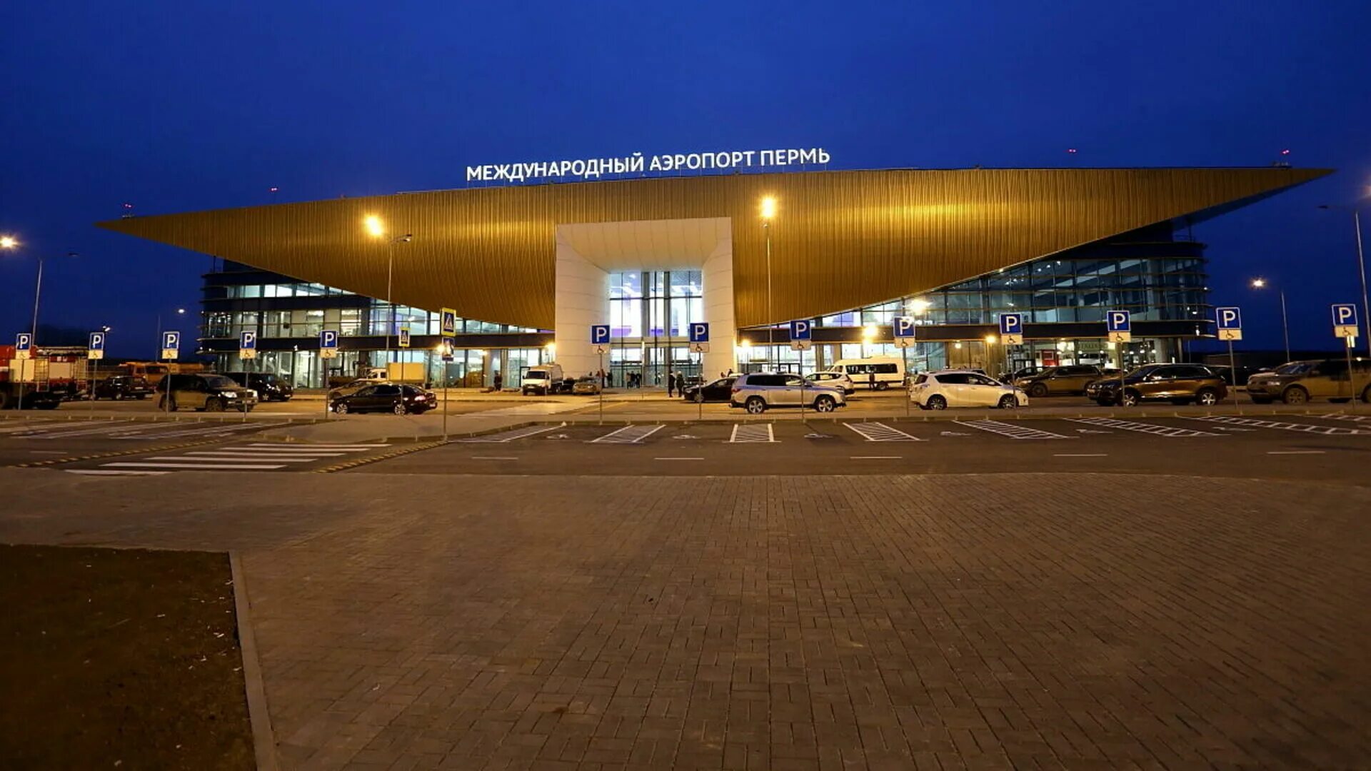 Международный аэропорт пермь внутри. Аэродром большое савино. Аэропорт большое савино. Аэропорт пермь большое савино старый терминал. Аэропорт большое савино новый.