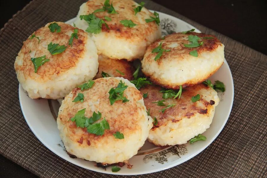 Рецепт рыбных котлет с рисом на сковороде. Рисовые биточки. рисовые котлеты. рыбные биточки в кляре. рыбные котлеты с рисом.