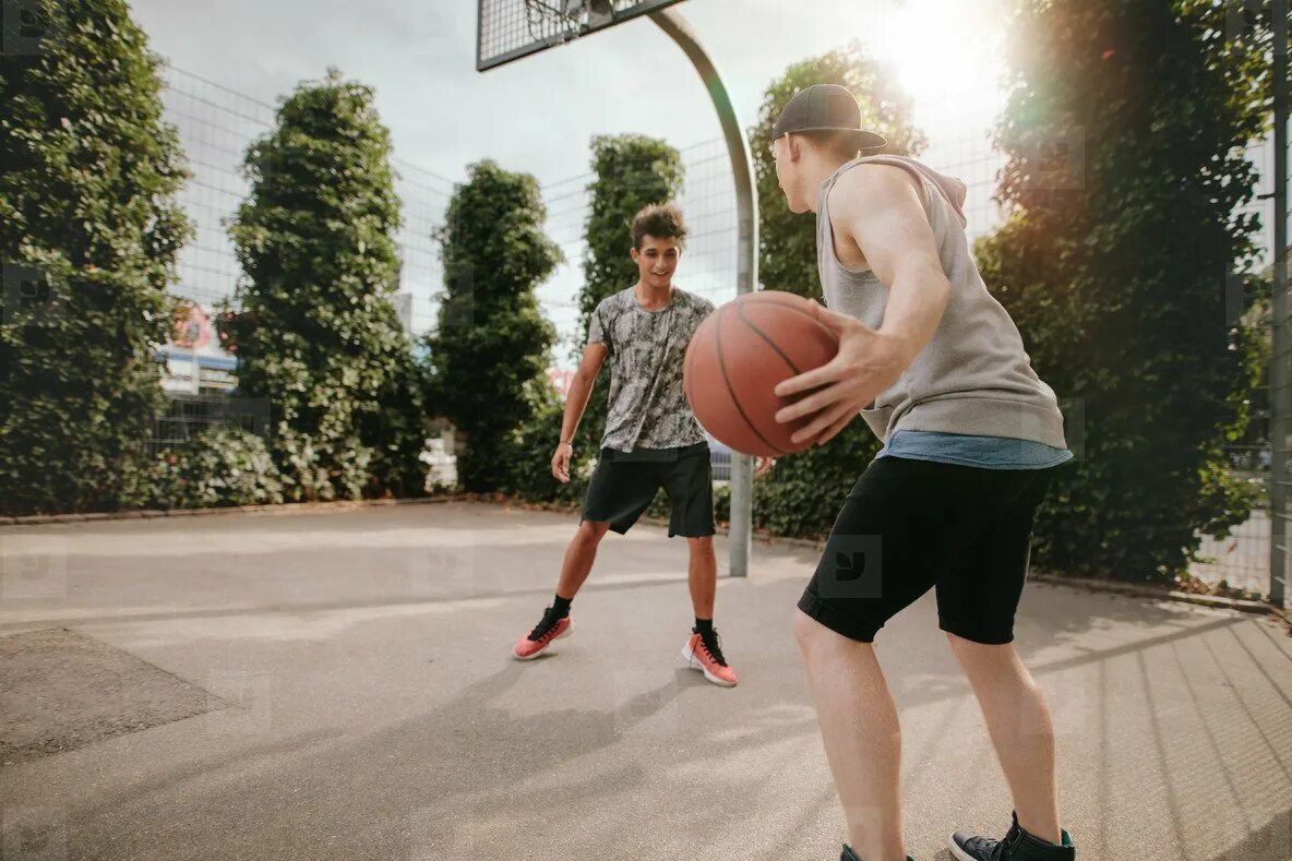 My friend plays basketball than me. Мальчик на баскетбольной площадке. Дети играют в баскетбол на улице. Подростки играющие в баскетбол. Юноши играют в баскетбол.