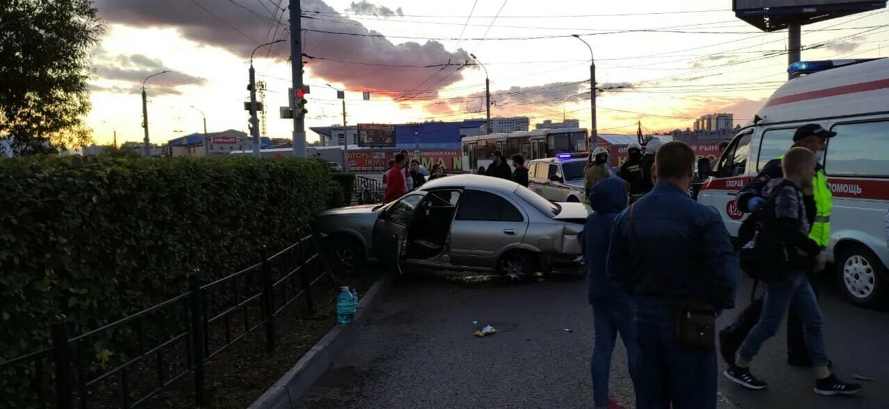 Дтп на левом берегу. Авария в омске вчера на левом берегу вечером. авария в омске вчера на левом берегу.