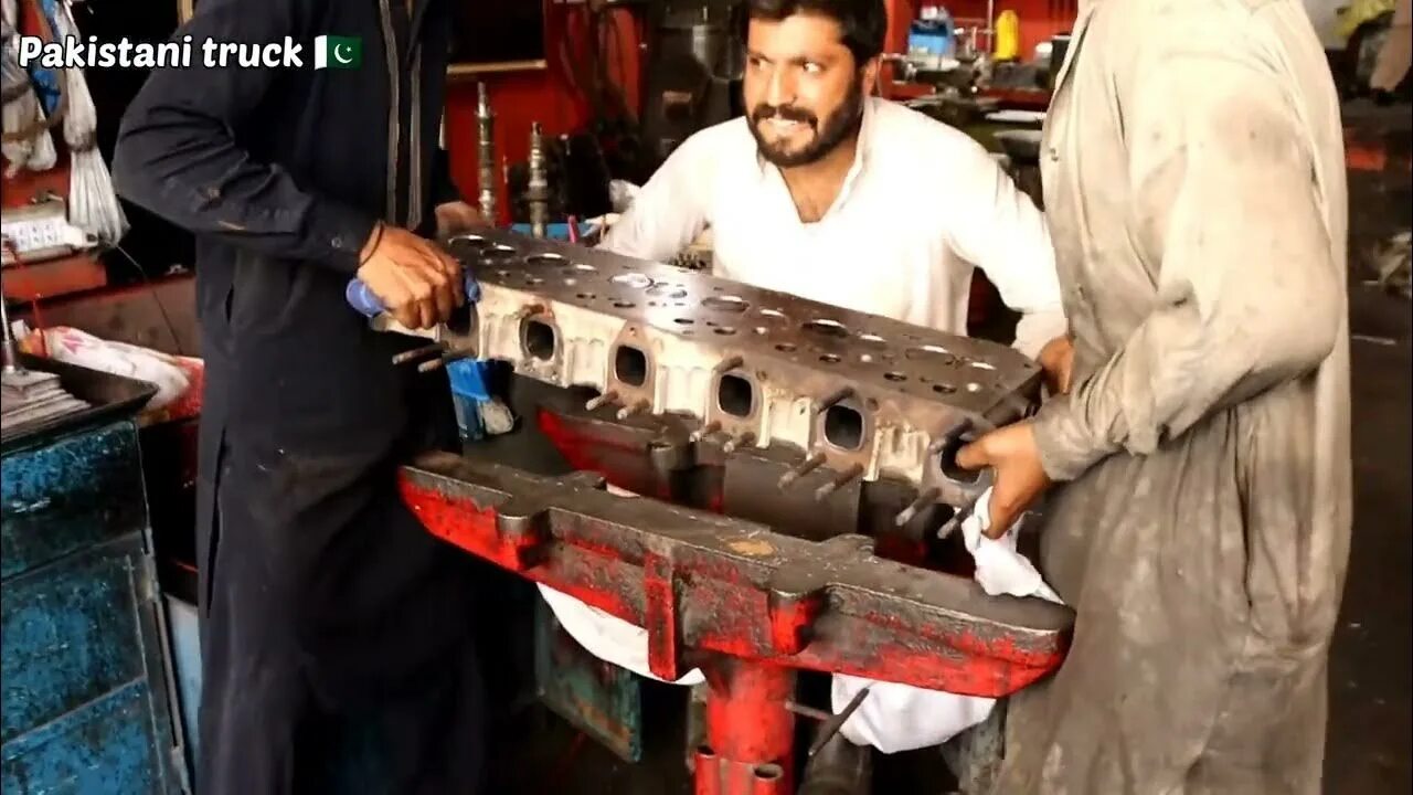 Индусы ремонтируют двигатель. Индусские машины. Engine restore. Оружейная мастерская пакистан. Пакистанские ремонт.