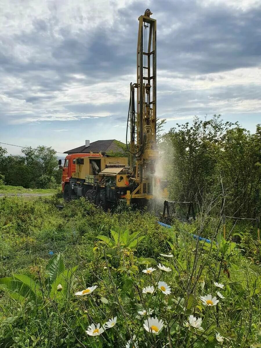 Бурение скважин на воду. Бурение скважин на воду зимой. Оборудование для артезианских скважин фото. Омске отзывы кто пробурил. Бурение скважин.