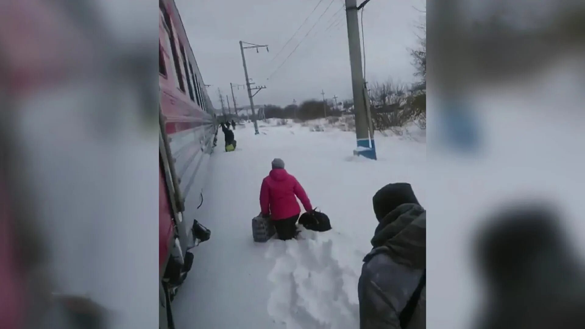 Высокие сугробы с поездами. Высадил в сугроб пассажиров. Пассажиры в сугробе. День высоких сугробов