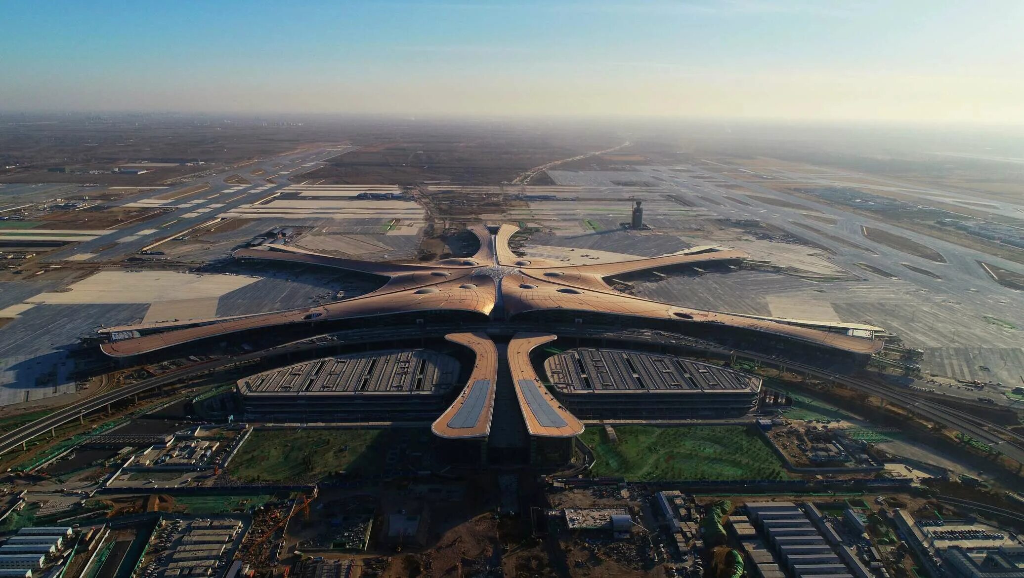 Самый большой округ в мире. Пекинский Международный аэропорт Дасин. Пекин Дасин, Международный аэропорт, Китай. Новый аэропорт Пекина Дасин. Заха Хадид аэропорт Пекина.