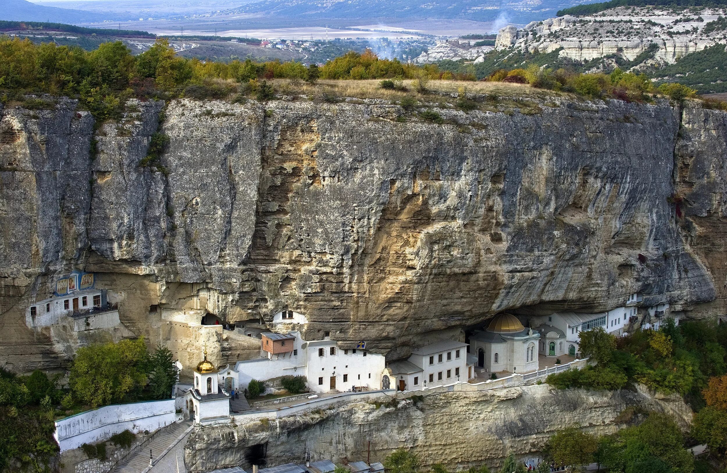 Монастырь в горе в крыму. Свято-успенский пещерный монастырь крым. свято-успенский мужской монастырь бахчисарай. успенский пещерный монастырь в крыму. успенский монастырь бахчисарайский район пещерный город.