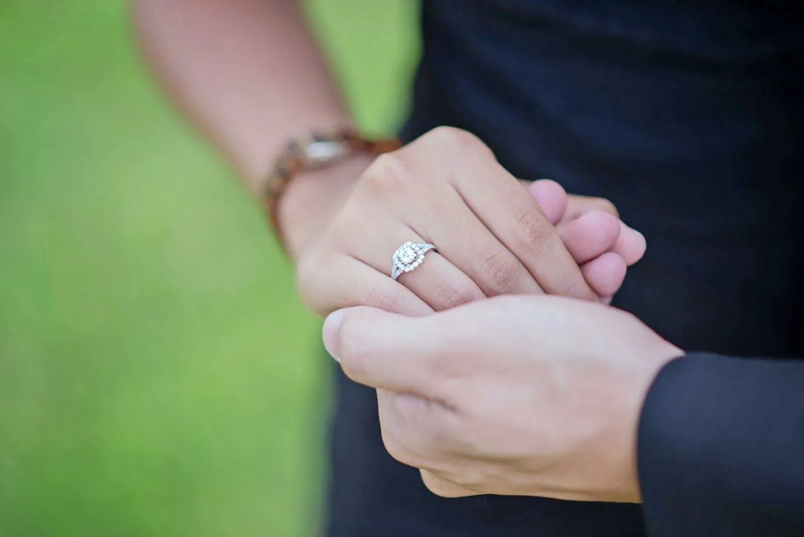 Дарить золотое кольцо. Кольцо для предложения руки и сердца. Обручальные и помолвочные кольца. Обручальное кольцо. Кольцо на руке.