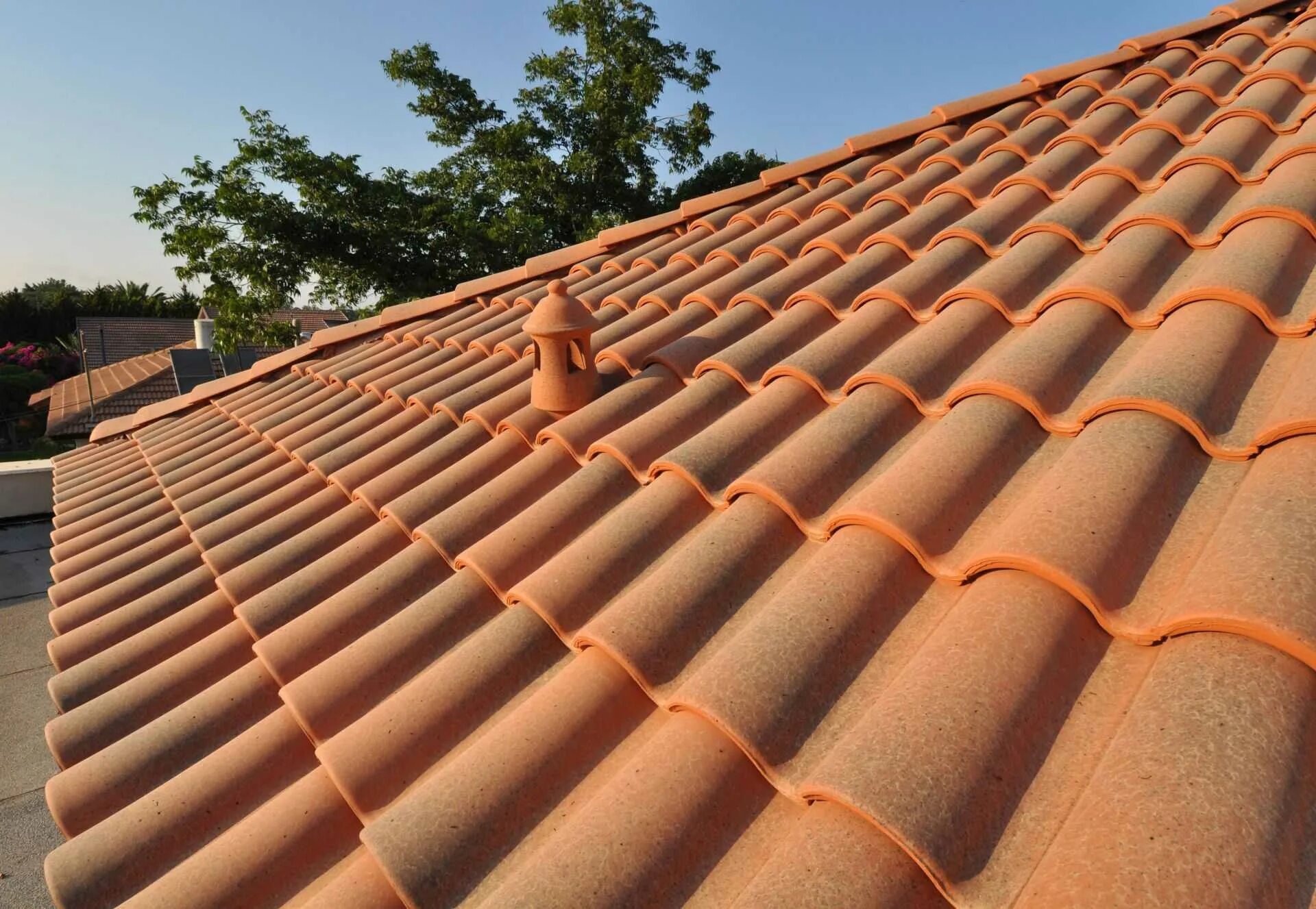 Черепица крепление. Кровельная черепица «Roofing Tiles». Монтекристо черепица. Монтаж черепицы Браас. Браас черепица мох.