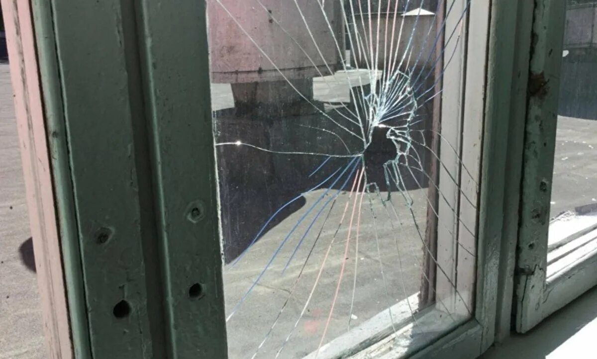 Разбитое окно. Разбитое стекло в окне. Разбитое пластиковое окно. Разбитое стекло в школе.