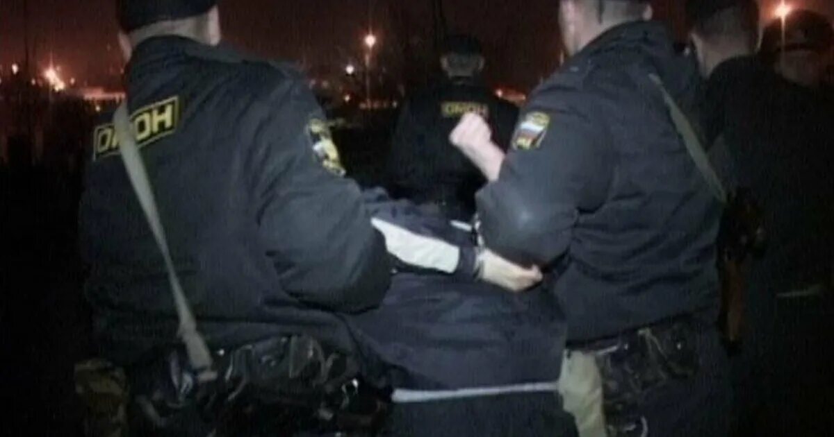 Менты бегут. Полицейский бежит. Полицейский бежит. Бежит от полиции. Люди лос анджелеса полиция.