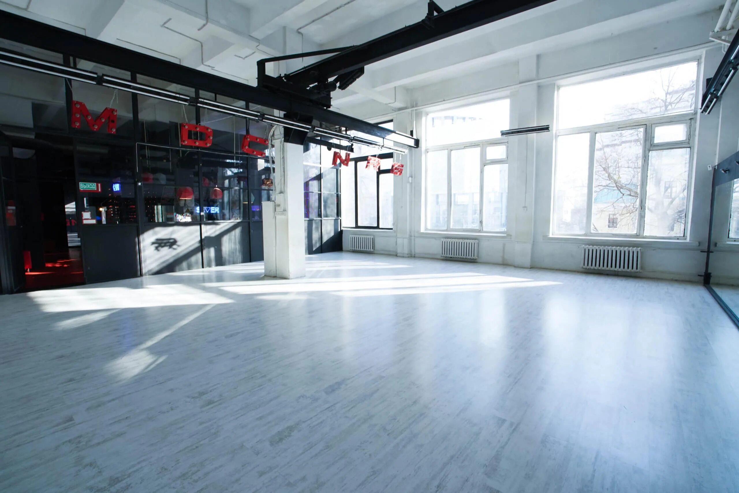 Спортивные залы москвы аренда. MDC NRG белый зал. Grand zal танцевальный зал. Grand zal танцевальный зал Сокол. Залесского 4 танцевальный зал.