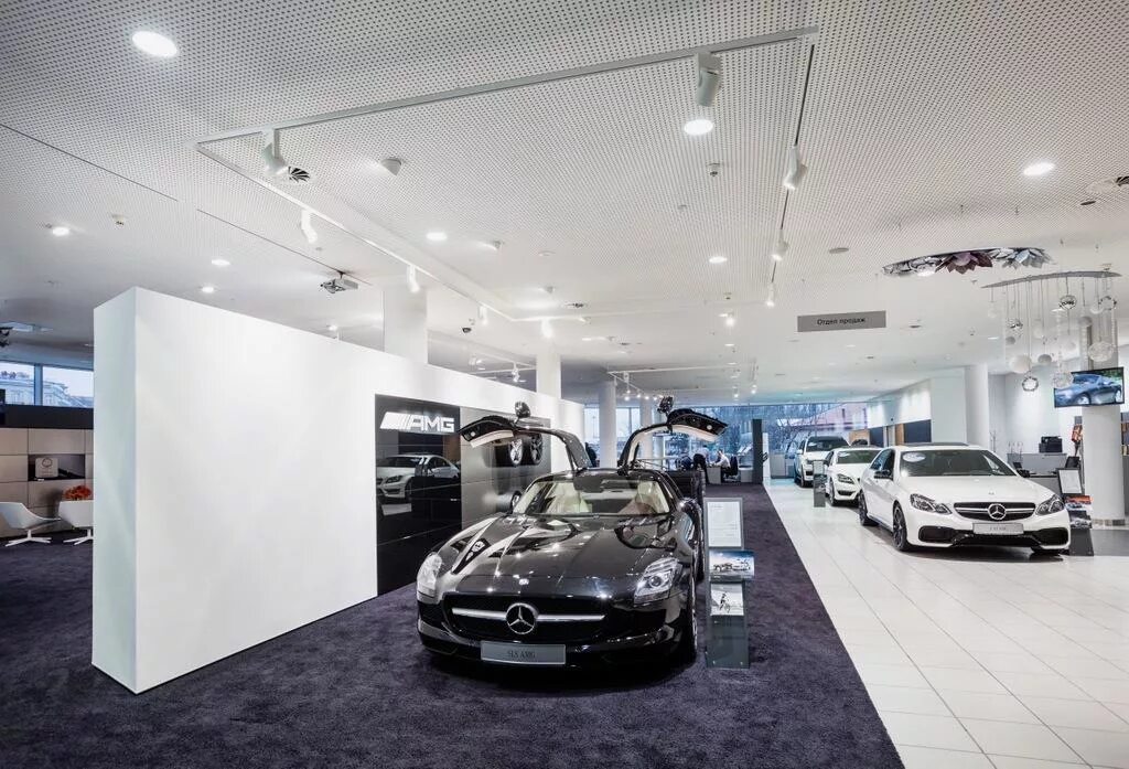 Амг центр. Автосалон мерседес амг. mercedes benz showroom. интерьер автосалона. освещение в автосалоне.