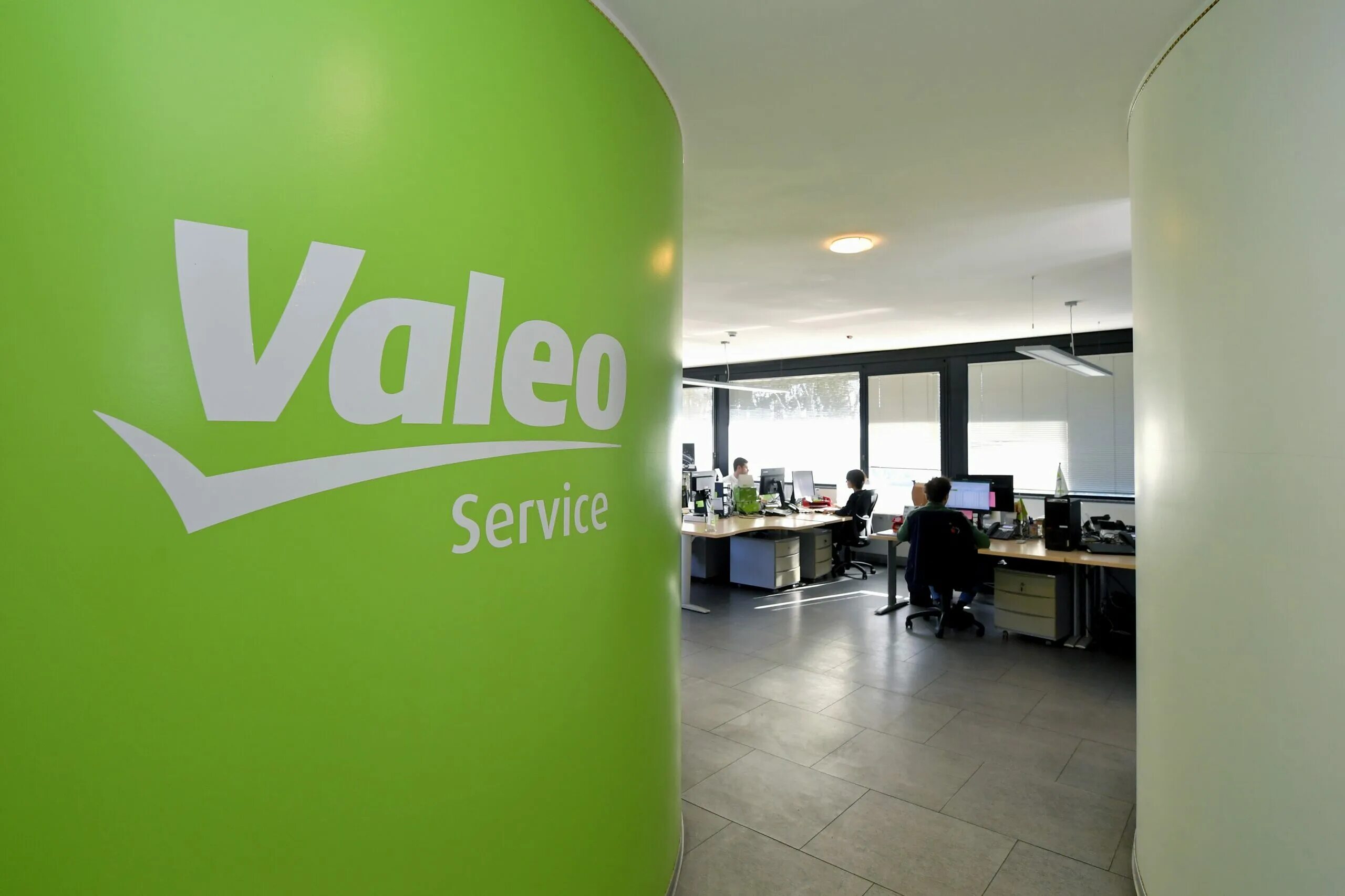 Si bene est ego valeo. Valeo. бренд валео. valeo service. valeo service логотип.
