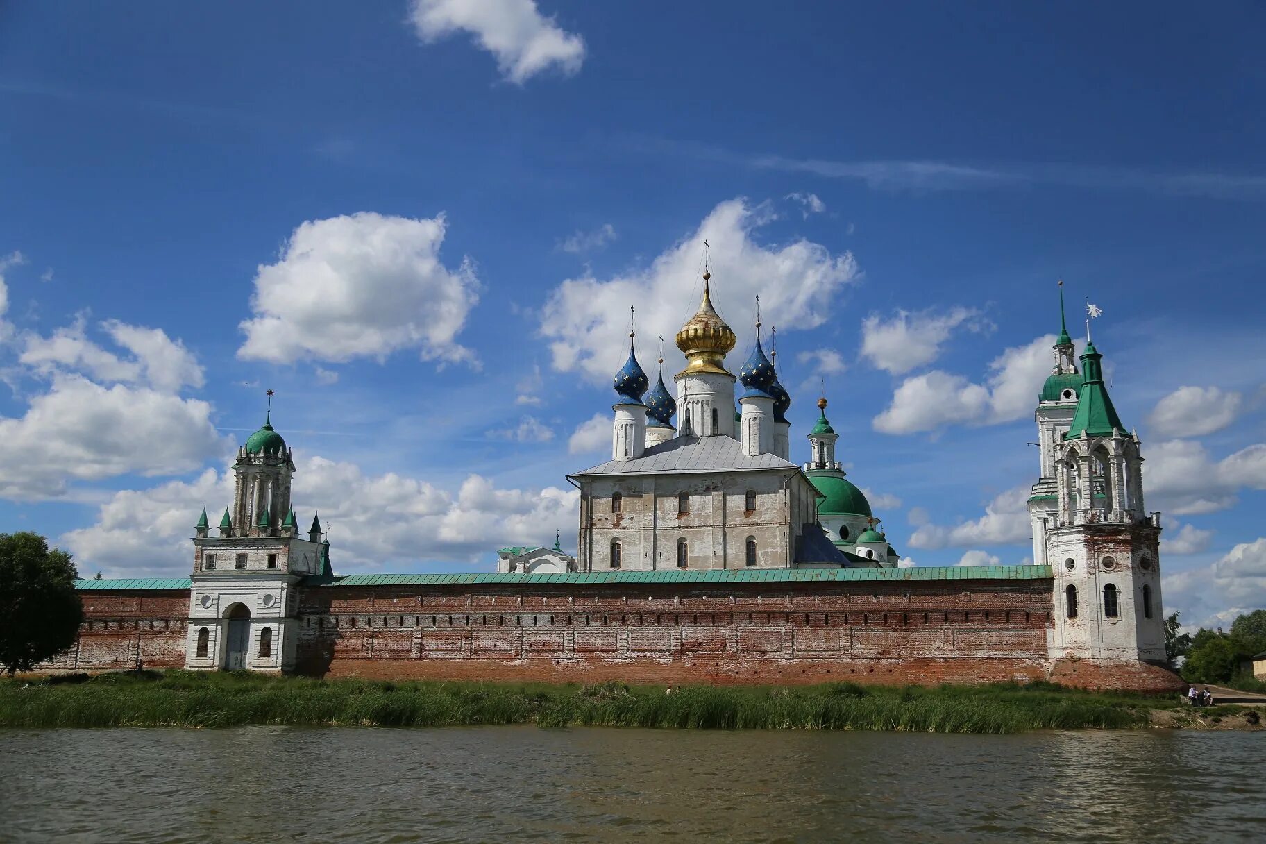 Ростов великий сколько ехать. Озеро Неро ростспасо Яковлевский мужской монастырь. Монастырь в Ростове Великом на озере Неро. Спасо Яковлевский монастырь в Ростове Великом вид с озера Неро. Великий Ростов природа.