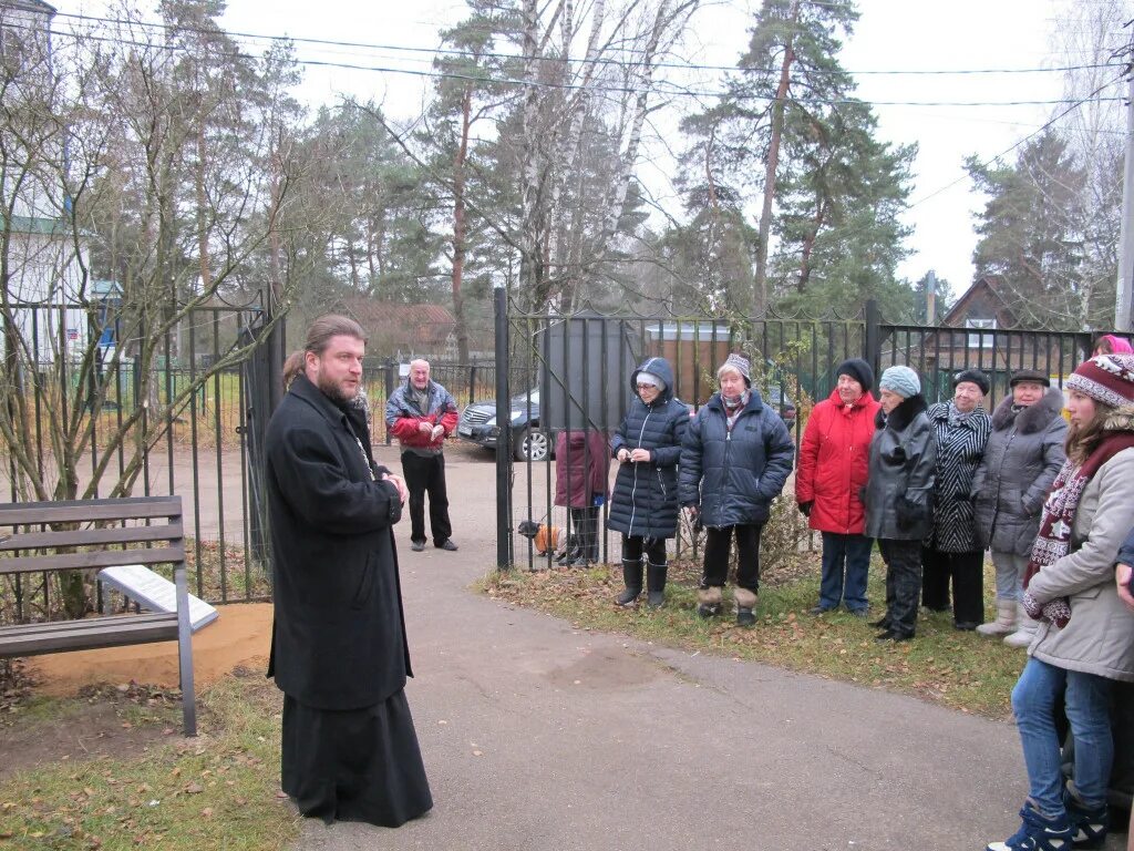 Погода истра сегодня по часам. Поселок Троицкий Истринский район. Троицкий храм Троицкое Истра. Храм на Истре батюшка. Храм село Троицкое Истринский район.