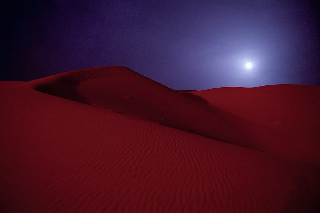 Пустыня с красным песком. Красная пустыня цвет. Эль-хамра красная пустыня. Пустыня аризона долина красных замков. Красная пустыня ночью.