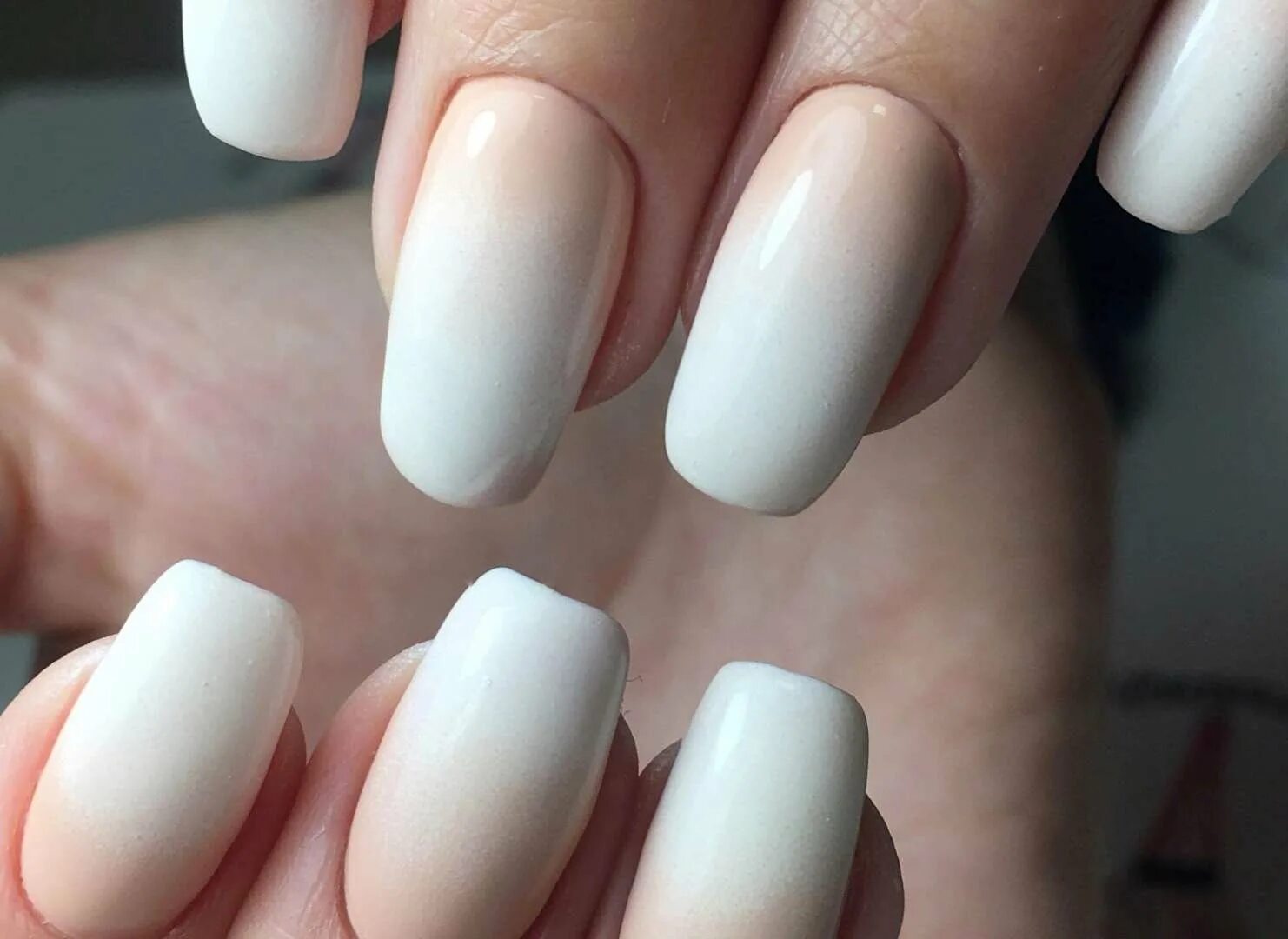 Красивый градиент на ногтях. Маникюр градиент нюдовый. Как сделать белый градиент. Молочный градиент маникюр. Френч градиент.