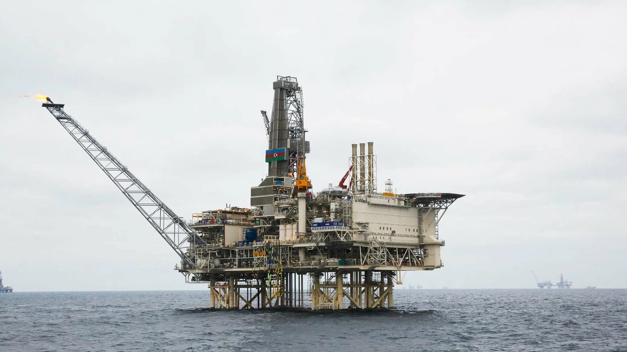 Каспийское море месторождения нефти. Нефтяные платформы каспийского моря. Лсп филановского. Платформа филановского в каспийском море. Добыча газа в каспийском море.