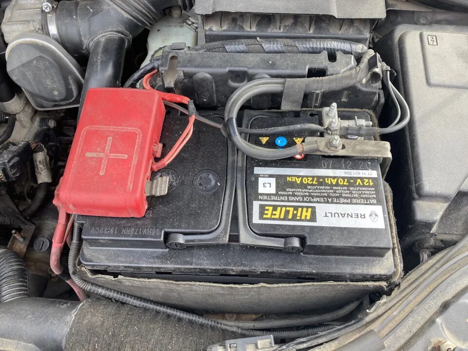 Акб рено меган 2 1. Рено меган 2 тяговая батарея. Акб рено меган 2 1. Акб рено меган 2 1. Рено сценик 2 газоотвод акб.