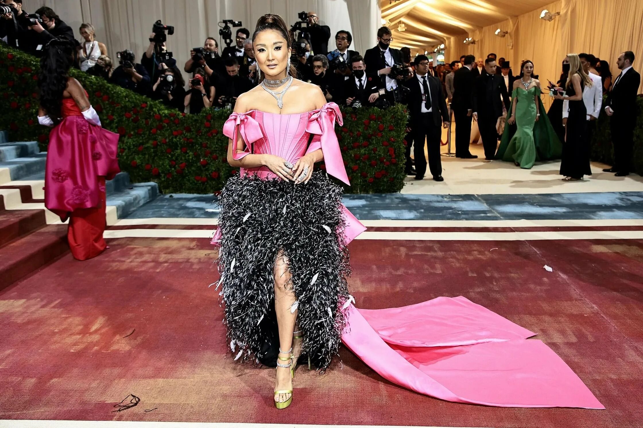 Ким кардашян met gala 2022. Met 2022. Зендая мет гала 2022. Луиза джейкобсон на met gala 2022. Ванесса хадженс мет гала 2022.