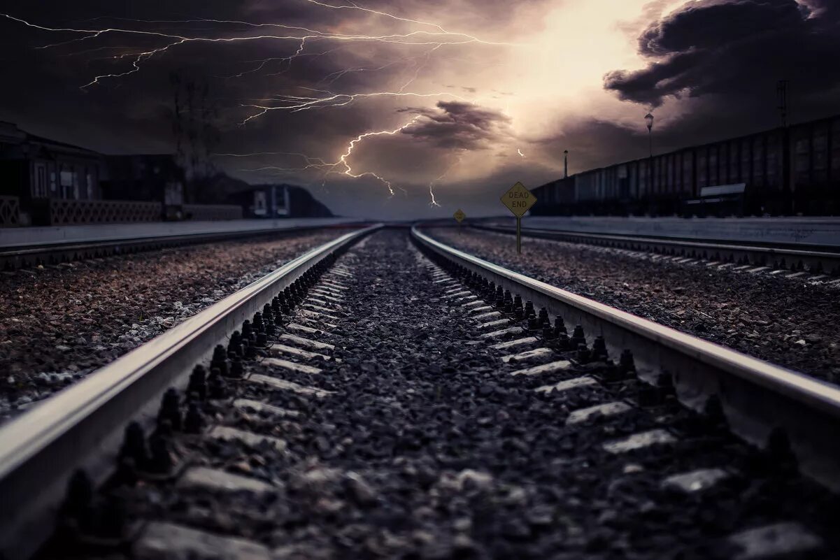 Одиночество дорога. Дорога уходящая в никуда. Эстетика одиночества. Дорога никуда. Силуэт в тумане.